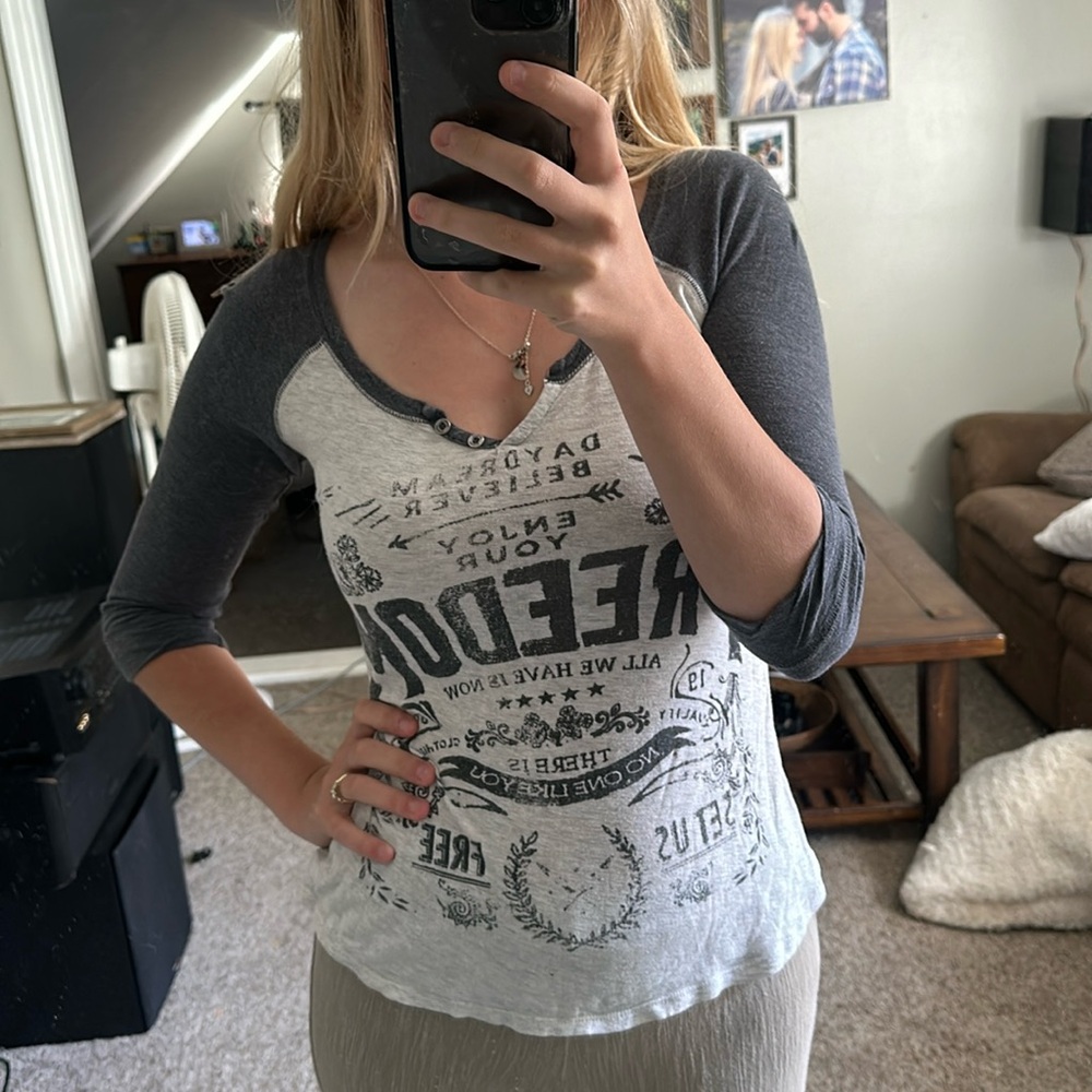 Garage small low neck tee